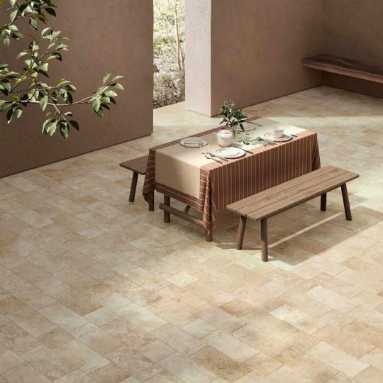 klasszikus bezs travertin meszko 40x40 cm hatasu csempe burkolat jarolap kulteri terasz meleg tonusos arnyalat kohatasu csuszasmentes verde1999 tufo mediterran klasszikus polgari elegans.jpg